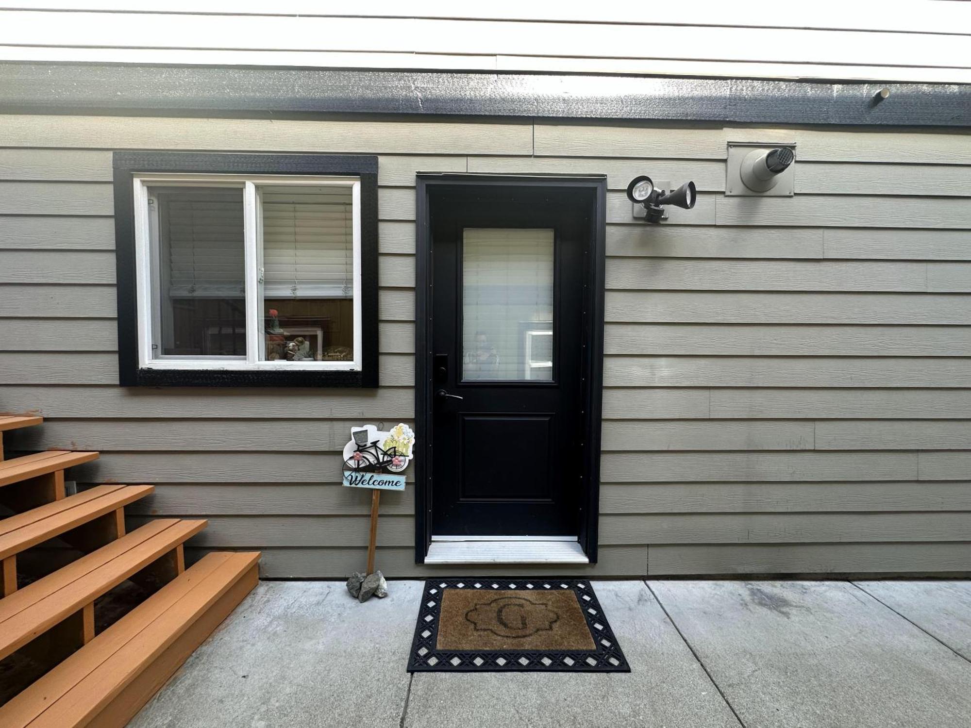 Separate Entry Sweet Home Victoria Exterior photo