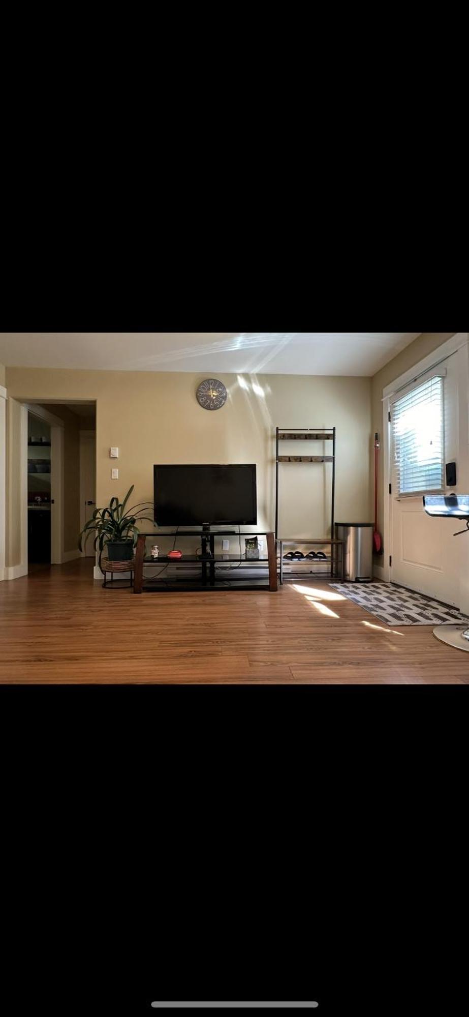 Separate Entry Sweet Home Victoria Exterior photo